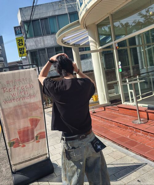 BADBLOOD(バッドブラッド)の「Star-Studded Barrel Jeans - Light Blue(デニムパンツ・レディース・その他・SMALL/MEDIUM/X-SMALL)」の5枚目の写真
