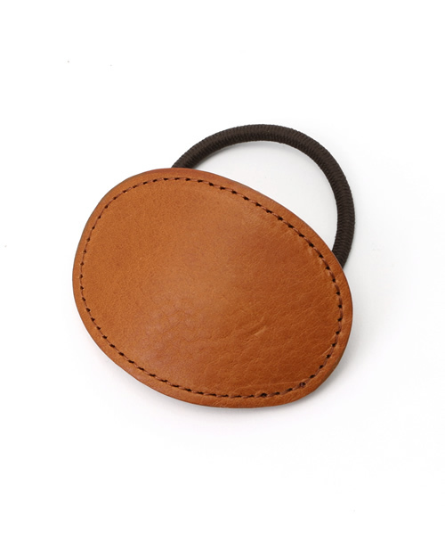 BEAMS BOY（ビームスボーイ）の「BEAMS BOY / レザープレート ヘアゴム（ヘアゴム・レディース・ブラック/ライトブラウン・ONE SIZE）」の2枚目の写真