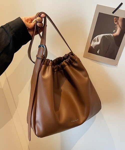 HAILY(ヘイリー)の「ソフトフェイクレザー巾着型ワンショルダーバッグ(ショルダーバッグ・レディース・ブラウン/ブラック・FREE)」の2枚目の写真
