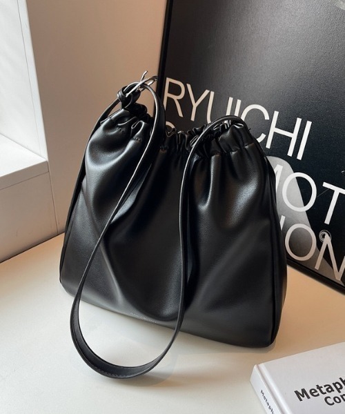 HAILY(ヘイリー)の「ソフトフェイクレザー巾着型ワンショルダーバッグ(ショルダーバッグ・レディース・ブラウン/ブラック・FREE)」の1枚目の写真