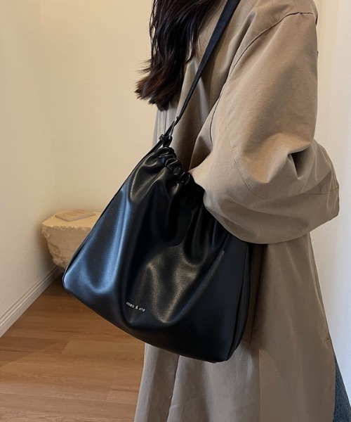 HAILY(ヘイリー)の「ソフトフェイクレザー巾着型ワンショルダーバッグ(ショルダーバッグ・レディース・ブラウン/ブラック・FREE)」の4枚目の写真