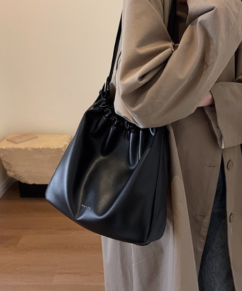 HAILY(ヘイリー)の「ソフトフェイクレザー巾着型ワンショルダーバッグ(ショルダーバッグ・レディース・ブラウン/ブラック・FREE)」の6枚目の写真
