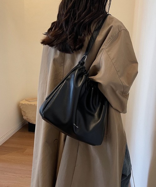 HAILY(ヘイリー)の「ソフトフェイクレザー巾着型ワンショルダーバッグ(ショルダーバッグ・レディース・ブラウン/ブラック・FREE)」の7枚目の写真