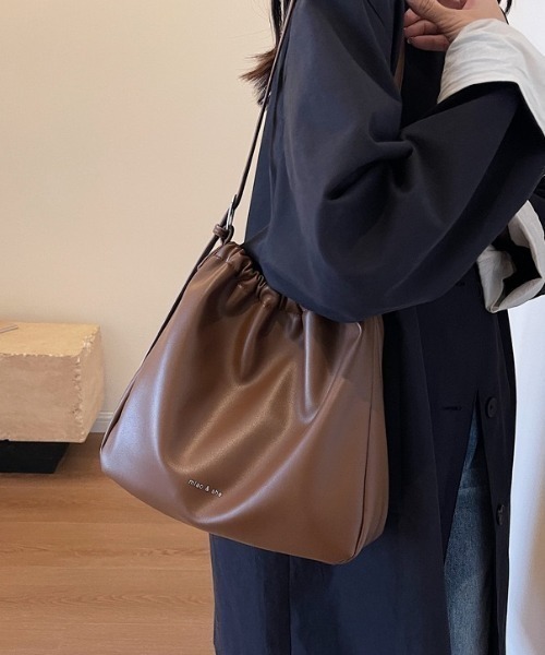 HAILY(ヘイリー)の「ソフトフェイクレザー巾着型ワンショルダーバッグ(ショルダーバッグ・レディース・ブラウン/ブラック・FREE)」の10枚目の写真