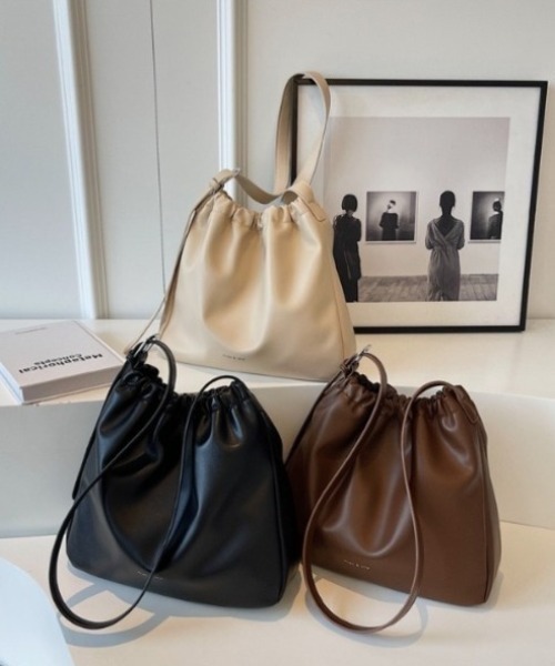 HAILY(ヘイリー)の「ソフトフェイクレザー巾着型ワンショルダーバッグ(ショルダーバッグ・レディース・ブラウン/ブラック・FREE)」の16枚目の写真