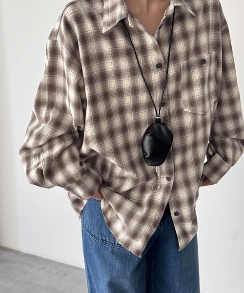 CANAL JEAN(キャナルジーン)の「LE VERNIS Ripple micro case(ショルダーバッグ・レディース・カーキ/ブラック・ONE SIZE)」の4枚目の写真