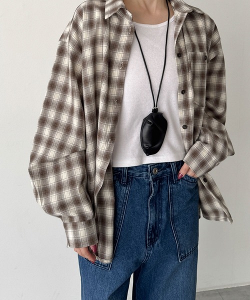 CANAL JEAN(キャナルジーン)の「LE VERNIS Ripple micro case(ショルダーバッグ・レディース・カーキ/ブラック・ONE SIZE)」の9枚目の写真