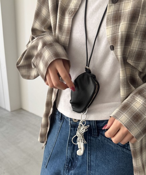 CANAL JEAN(キャナルジーン)の「LE VERNIS Ripple micro case(ショルダーバッグ・レディース・カーキ/ブラック・ONE SIZE)」の10枚目の写真