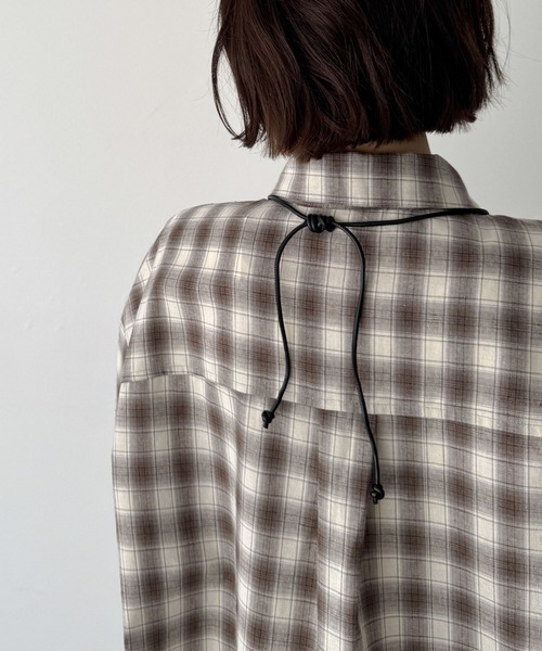 CANAL JEAN(キャナルジーン)の「LE VERNIS Ripple micro case(ショルダーバッグ・レディース・カーキ/ブラック・ONE SIZE)」の12枚目の写真