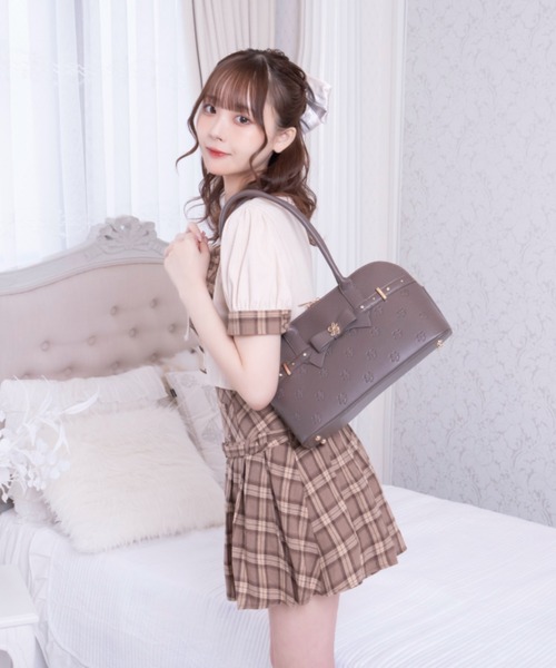 LAFARY（ラファリー）の「ロゴエンボスボストン（ショルダーバッグ・レディース・ブラウン/ブラック/ホワイト/ピンクベージュ・FREE）」の4枚目の写真
