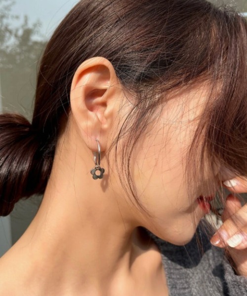 tunee(チュニー)の「【TUNE】フラワーフープピアス(ピアス(両耳用)・レディース・シルバー・FREE)」の3枚目の写真