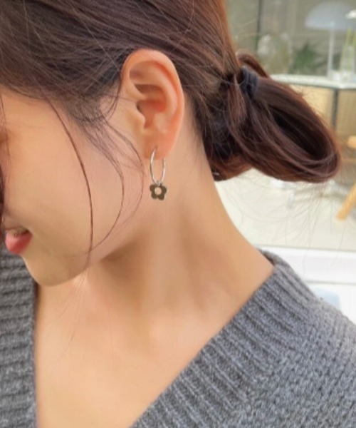 tunee(チュニー)の「【TUNE】フラワーフープピアス(ピアス(両耳用)・レディース・シルバー・FREE)」の4枚目の写真