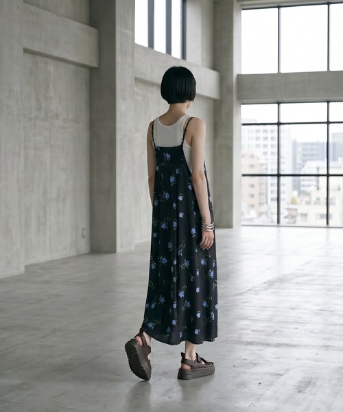 STYLE DELI(スタイルデリ)の「【BLK001】ボックスタックフラワーキャミワンピース(ワンピース・レディース・ブラック・FREE)」の2枚目の写真