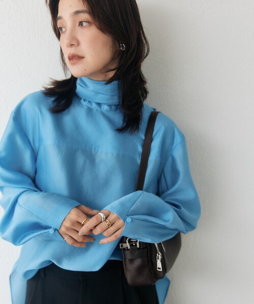 RIVE DROITE(リヴドロワ)の「ハイネックタイブラウス(オフィスカジュアル/秋服)(シャツ/ブラウス・レディース・サックスブルー/オフホワイト/ブラック・FREE)」の3枚目の写真