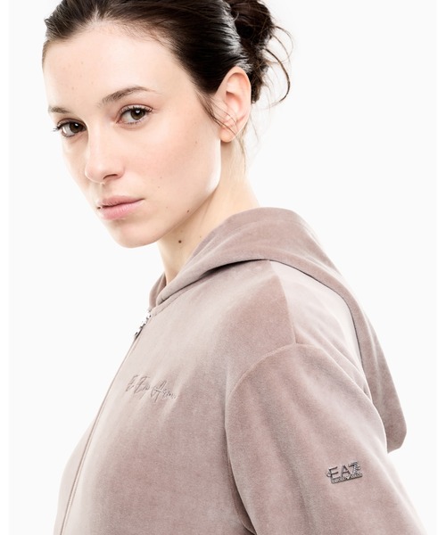 EMPORIO ARMANI EA7(エンポリオアルマーニイーエーセブン)の「<オンライン限定>【エンポリオ アルマーニ EA7】ウィメンズ ジップパーカー Athletic Velour(パーカー・レディース・サンドグレー・LARGE/X-SMALL/SMALL/MEDIUM)」の5枚目の写真