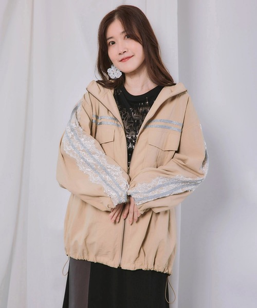 ScoLar(スカラー)の「563205:蝶刺繍レース マウンテンパーカー風ブルゾン(ブルゾン・レディース・ベージュ/カーキ/ブラック・M)」の2枚目の写真