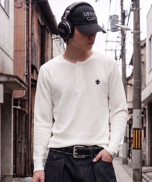 SPINNS(スピンズ)の「短丈ワッフルヘンリーネック長袖Tシャツ/サーマル/ワンポイントロゴ刺繍(Tシャツ/カットソー・メンズ・ブラック/ホワイト/ワイン/カモフラージュ・ONESIZE)」の2枚目の写真