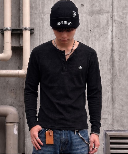 SPINNS(スピンズ)の「短丈ワッフルヘンリーネック長袖Tシャツ/サーマル/ワンポイントロゴ刺繍(Tシャツ/カットソー・メンズ・ブラック/ホワイト/ワイン/カモフラージュ・ONESIZE)」の1枚目の写真