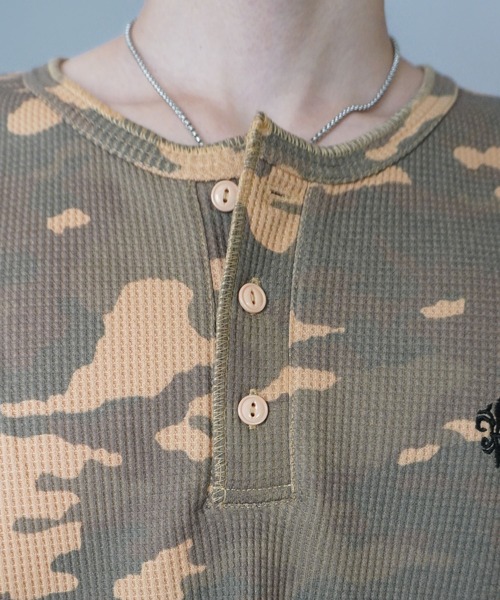 SPINNS(スピンズ)の「短丈ワッフルヘンリーネック長袖Tシャツ/サーマル/ワンポイントロゴ刺繍(Tシャツ/カットソー・メンズ・ブラック/ホワイト/ワイン/カモフラージュ・ONESIZE)」の5枚目の写真