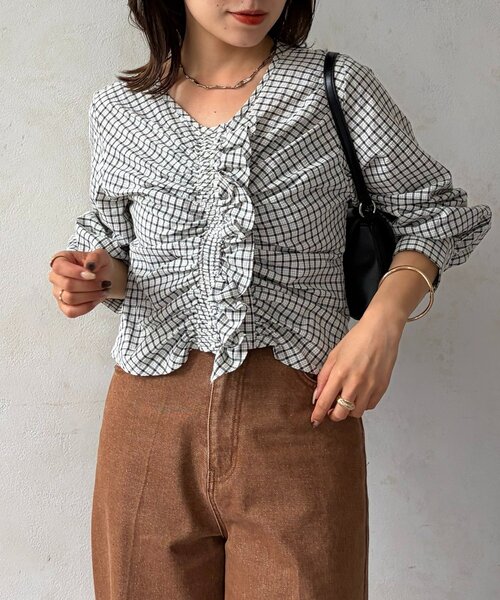 Thevon(ゼボン)の「フロントフリルギャザーチェックブラウス(シャツ/ブラウス・レディース・ブラック/アイボリー/ベージュ・FREE)」の4枚目の写真