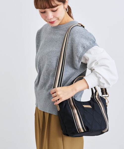LIZDAYS（リズデイズ）の「【A5・500mlペットボトル収納可能】丸底シルエット2WAYミニトート（トートバッグ・レディース・ナチュラル/ベージュ×ブラック/ブラック×ベージュ/ダークグレー/ブルー系/スモーキーグリーン系・FREE）」の2枚目の写真