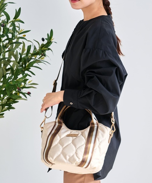 LIZDAYS（リズデイズ）の「【A5・500mlペットボトル収納可能】丸底シルエット2WAYミニトート（トートバッグ・レディース・ナチュラル/ベージュ×ブラック/ブラック×ベージュ/ダークグレー/ブルー系/スモーキーグリーン系・FREE）」の4枚目の写真