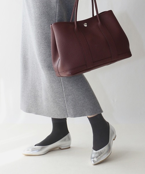 Fin(フィン)の「Vカットフラットシューズ【低反発スポンジ入り】(パンプス・レディース・ゴールド/シルバー/ブラック/パイソン・22.5cm/24.5cm/24cm/23.5cm/23cm)」の2枚目の写真