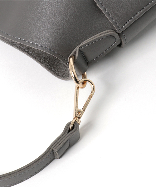 PLAIN CLOTHING（プレーンクロージング）の「Fレザーバケツショルダーバッグ【PLAIN CLOTHING】（ショルダーバッグ・レディース・ネイビー/ダークグレー/ボルドー/キャメル/ブラック・FREE）」の8枚目の写真