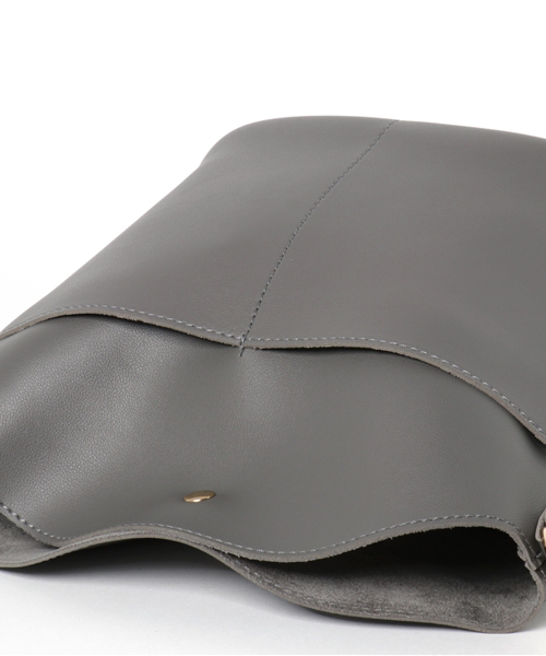 PLAIN CLOTHING（プレーンクロージング）の「Fレザーバケツショルダーバッグ【PLAIN CLOTHING】（ショルダーバッグ・レディース・ネイビー/ダークグレー/ボルドー/キャメル/ブラック・FREE）」の10枚目の写真