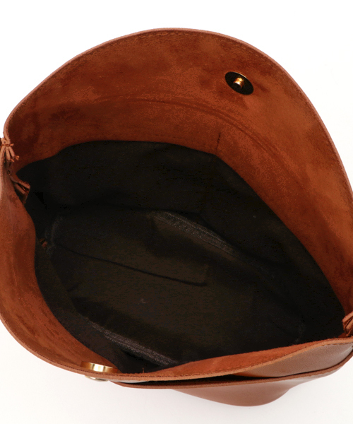 PLAIN CLOTHING（プレーンクロージング）の「Fレザーバケツショルダーバッグ【PLAIN CLOTHING】（ショルダーバッグ・レディース・ネイビー/ダークグレー/ボルドー/キャメル/ブラック・FREE）」の16枚目の写真