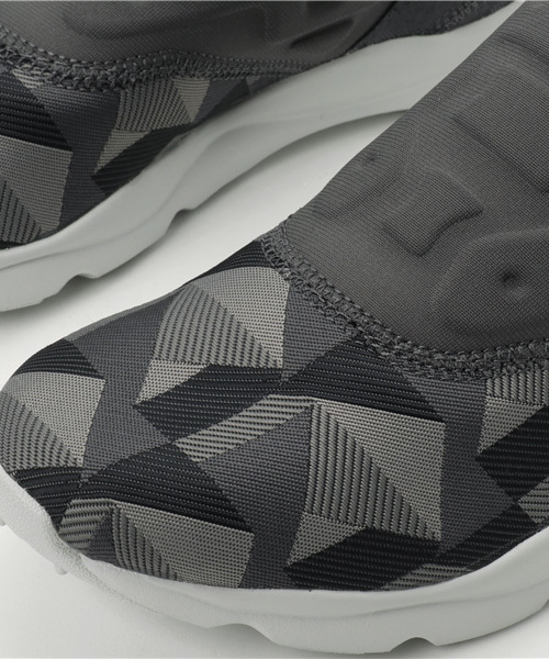 Reebok（リーボック）の「フューリーライト スリッポン ARCH（スリッポン・メンズ・グレー/ホワイト/ブラック・29.0cm/28.5cm/27.0cm/27.5cm/28.0cm/25.5cm/25.0cm/30.0cm/29.5cm/26.0cm/26.5cm/23.0cm/23.5cm/24.5cm/24.0cm/22.5cm）」の8枚目の写真