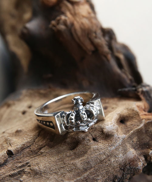 ROYAL ORDER(ロイヤルオーダー)の「KALI CROWN RING(リング・メンズ・シルバー・14号 US-7/13号 US-6h/18号 US-9/16号 US-8/15号 US-7h/12号 US-6)」の1枚目の写真
