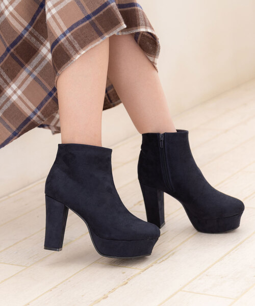 Newlyme（ニューリーミー）の「太ヒールシンプルショートブーツ（ブーツ・レディース・ブラック/ブラック系その他/ダークブラウン/ボルドー/モカ/ブルー/グレー/ブラウン系その他/ホワイト・21.5cm/24.0cm/23.0cm/23.5cm/22cm/22.5cm/25.5cm/25.0cm/24.5cm/24.5㎝/23.5㎝/26cm/21cm/21.5㎝/25㎝/22.5㎝/23㎝/24㎝/23cm/25cm/24cm/21.0cm/22.0cm/26.0cm）」の8枚目の写真