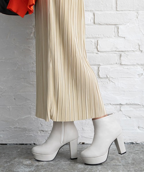 Newlyme（ニューリーミー）の「太ヒールシンプルショートブーツ（ブーツ・レディース・ブラック/ブラック系その他/ダークブラウン/ボルドー/モカ/ブルー/グレー/ブラウン系その他/ホワイト・21.5cm/24.0cm/23.0cm/23.5cm/22cm/22.5cm/25.5cm/25.0cm/24.5cm/24.5㎝/23.5㎝/26cm/21cm/21.5㎝/25㎝/22.5㎝/23㎝/24㎝/23cm/25cm/24cm/21.0cm/22.0cm/26.0cm）」の10枚目の写真