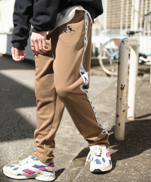 KANGOL（カンゴール）の「▽WEB限定 KANGOL/カンゴール 別注 サイドライントラックパンツ（その他パンツ・メンズ・ブラック系その他/ブラック系その他2/ブラック系その他3/ブラック系その他4/ブラック系その他5/ブラック系その他6/ネイビー/ベージュ/ベージュ系その他/ブルー系その他/ブラック系その他7/ベージュ系その他2/ブラウン/グレイッシュベージュ/ブラウン系その他・S/M/L/XL）」の12枚目の写真