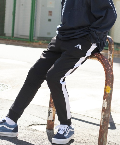 KANGOL（カンゴール）の「▽WEB限定 KANGOL/カンゴール 別注 サイドライントラックパンツ（その他パンツ・メンズ・ブラック系その他/ブラック系その他2/ブラック系その他3/ブラック系その他4/ブラック系その他5/ブラック系その他6/ネイビー/ベージュ/ベージュ系その他/ブルー系その他/ブラック系その他7/ベージュ系その他2/ブラウン/グレイッシュベージュ/ブラウン系その他・S/M/L/XL）」の5枚目の写真