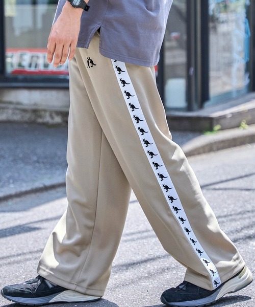 KANGOL（カンゴール）の「▽WEB限定 KANGOL/カンゴール 別注 サイドライントラックパンツ（その他パンツ・メンズ・ブラック系その他/ブラック系その他2/ブラック系その他3/ブラック系その他4/ブラック系その他5/ブラック系その他6/ネイビー/ベージュ/ベージュ系その他/ブルー系その他/ブラック系その他7/ベージュ系その他2/ブラウン/グレイッシュベージュ/ブラウン系その他・S/M/L/XL）」の14枚目の写真