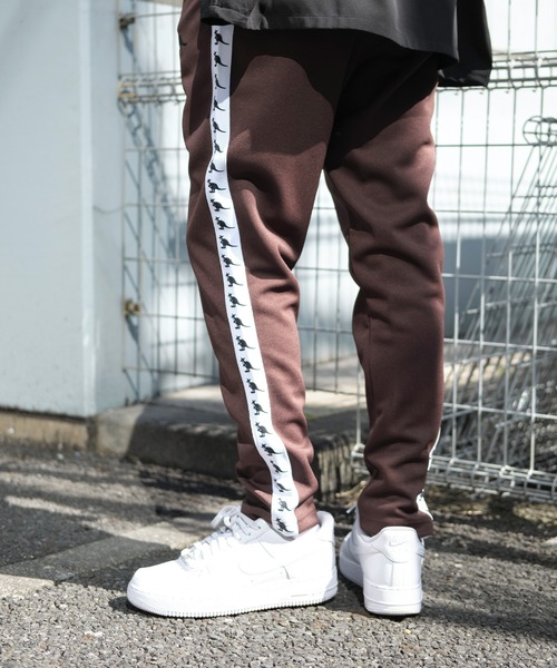 KANGOL（カンゴール）の「▽WEB限定 KANGOL/カンゴール 別注 サイドライントラックパンツ（その他パンツ・メンズ・ブラック系その他/ブラック系その他2/ブラック系その他3/ブラック系その他4/ブラック系その他5/ブラック系その他6/ネイビー/ベージュ/ベージュ系その他/ブルー系その他/ブラック系その他7/ベージュ系その他2/ブラウン/グレイッシュベージュ/ブラウン系その他・S/M/L/XL）」の21枚目の写真