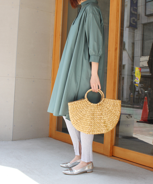 Fin(フィン)の「ポインテッドトゥカットワークシューズ(パンプス・レディース・シルバー/ベージュ/カーキ/ブラック・23cm/24cm/23.5cm/24.5cm/22.5cm)」の14枚目の写真
