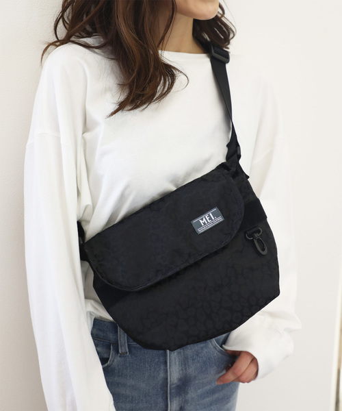 セール Mei メイ レオパード柄ミニメッセンジャーバッグ