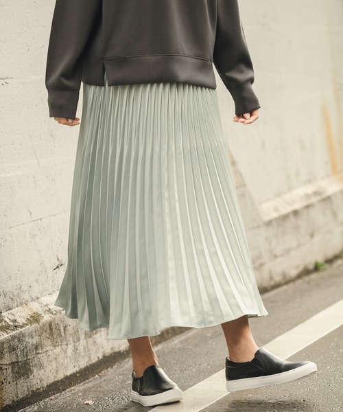 BAYFLOW(ベイフロー)の「サテンプリーツスカート(スカート・レディース・ベージュ/モカ/ライトグリーン/キャメル・SMALL/MEDIUM)」の4枚目の写真