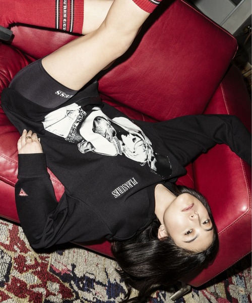 PLEASURES（プレジャー）の「GuessOriginals×PLEASURES/ゲスオリジナルス×プレジャーズ/フォトプリントクルーネックスウェット/Couple CrewNeckSweat（スウェット・メンズ・ブラック・MEDIUM/LARGE/X-LARGE）」の2枚目の写真