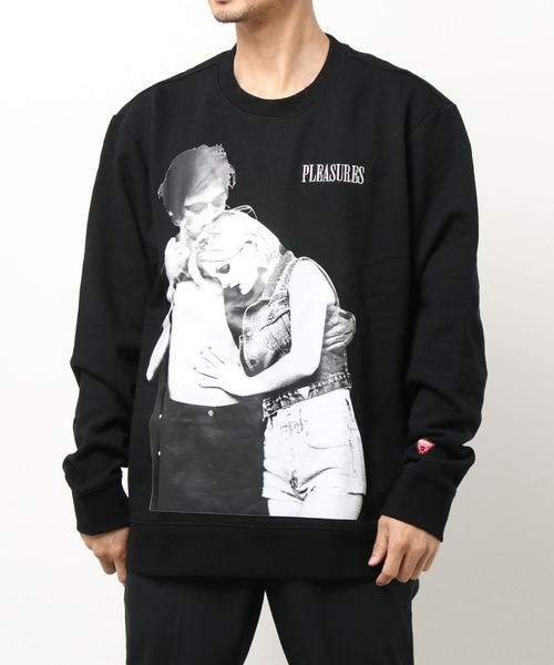PLEASURES（プレジャー）の「GuessOriginals×PLEASURES/ゲスオリジナルス×プレジャーズ/フォトプリントクルーネックスウェット/Couple CrewNeckSweat（スウェット・メンズ・ブラック・MEDIUM/LARGE/X-LARGE）」の5枚目の写真