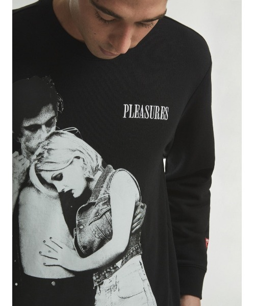 PLEASURES（プレジャー）の「GuessOriginals×PLEASURES/ゲスオリジナルス×プレジャーズ/フォトプリントクルーネックスウェット/Couple CrewNeckSweat（スウェット・メンズ・ブラック・MEDIUM/LARGE/X-LARGE）」の8枚目の写真