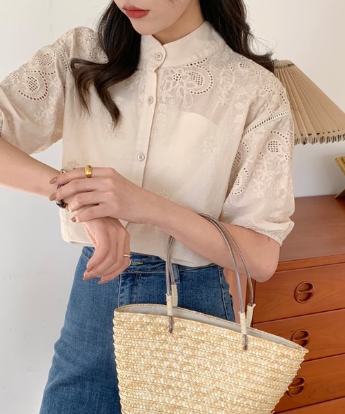ABITOKYO(アビトーキョー)の「ボリュームスリーブ刺繍ブラウス(シャツ/ブラウス・レディース・ホワイト/ネイビー/ブラック/ブルーグリーン/ブルー/グリーン/ブラウン/ベージュ・S/M/L)」の4枚目の写真