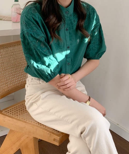 ABITOKYO(アビトーキョー)の「ボリュームスリーブ刺繍ブラウス(シャツ/ブラウス・レディース・ホワイト/ネイビー/ブラック/ブルーグリーン/ブルー/グリーン/ブラウン/ベージュ・S/M/L)」の5枚目の写真