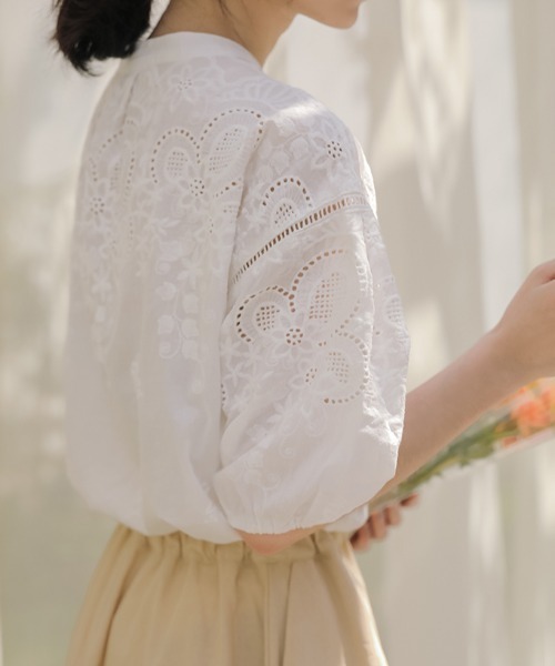 ABITOKYO(アビトーキョー)の「ボリュームスリーブ刺繍ブラウス(シャツ/ブラウス・レディース・ホワイト/ネイビー/ブラック/ブルーグリーン/ブルー/グリーン/ブラウン/ベージュ・S/M/L)」の12枚目の写真