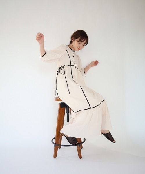 slowmelly（スローメリー）の「パイピングティアードワンピース（ワンピース・レディース・チャコールグレー/ブラウン/ライトベージュ・FREE）」の11枚目の写真