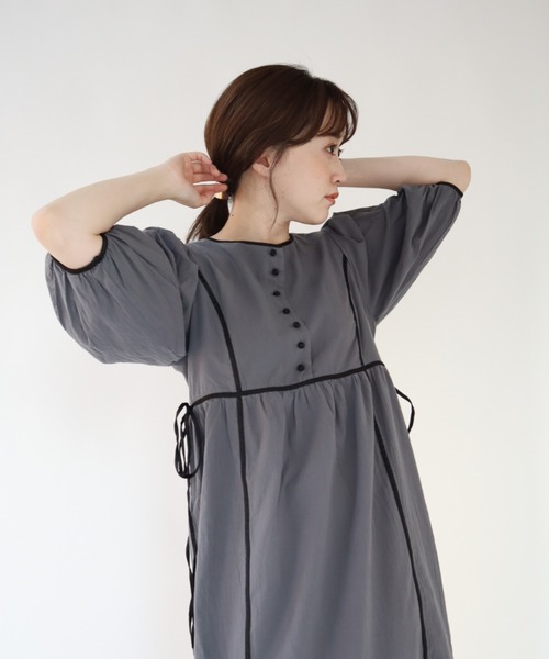 slowmelly（スローメリー）の「パイピングティアードワンピース（ワンピース・レディース・チャコールグレー/ブラウン/ライトベージュ・FREE）」の8枚目の写真