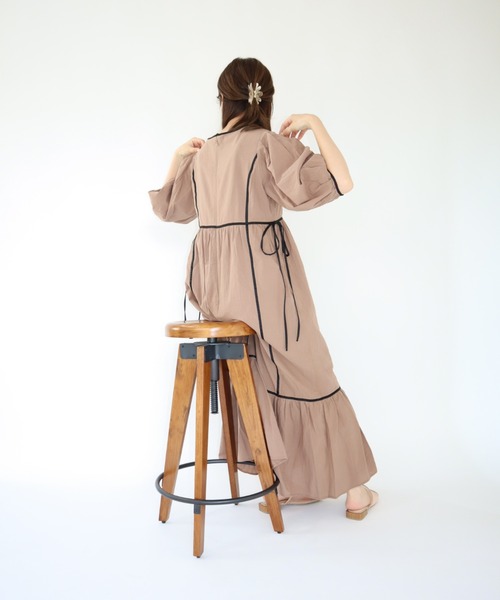 slowmelly（スローメリー）の「パイピングティアードワンピース（ワンピース・レディース・チャコールグレー/ブラウン/ライトベージュ・FREE）」の17枚目の写真